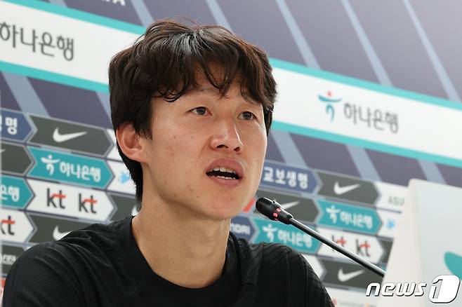 파울루 벤투 감독이 이끄는 대한민국 축구대표팀 이재성이 17일(현지시간) 카타르 도하 알 에글라 트레이닝센터에서 오전 훈련을 마치고 취재진과 인터뷰를 하고 있다. 2022.11.17/뉴스1 ⓒ News1 이광호 기자