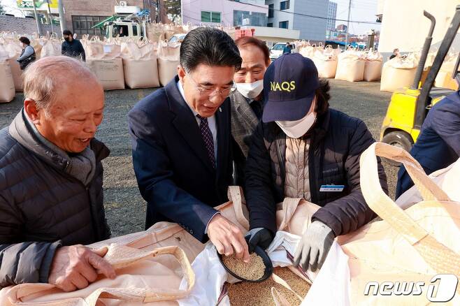 이응우 계룡시장이 ‘2022년산 공공비축미곡 매입행사’에서 매입 미곡을 살펴보고 있다. (계룡시 제공) /뉴스1