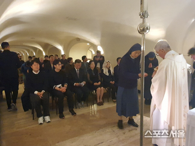 17일 오전(현지시간) 바티칸의 성베드로 성당에서 영화 ‘탄생’팀을 위한 미사를 집전하는 유흥식 추기경. 사진=바티칸| 조현정기자