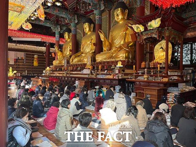 2023학년도 대학수학능력시험(수능)일인 17일 오전 9시쯤 서울 종로구 조계사 대웅전에서 자녀들을 시험장에 보낸 학부모들이 기도하고 있다. /최의종 기자