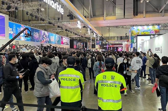 지스타 2022 관람객의 안전을 지키기 위해 전시장 내부에 경찰이 배치된 모습. /윤진우 기자