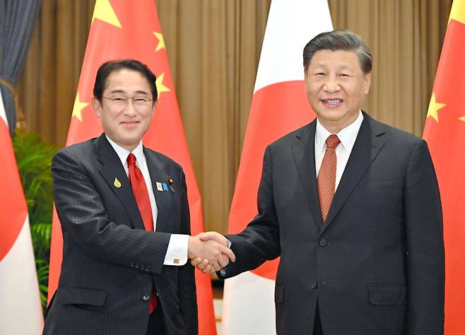 시진핑 중국 국가주석과 기시다 후미오 일본 총리가 17일 태국 방콕에서 3년 만의 중일 정상회담에 앞서 악수하고 있다./연합뉴스