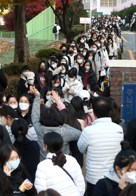 2023학년도 대학수학능력시험일인 17일 대전 중구 충남여자고등학교에 마련된 시험장에서 시험을 마친 수험생들이 교문 밖으로 나오고 있다.