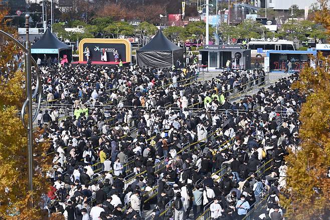 국제게임전시회 지스타 2022가 17일 나흘간 일정으로 부산 벡스코에서 열렸다. 벡스코 앞 광장에서 관람객들이 지스타 전시장 입장을 위해 줄을 서 있다. 부산= 김민수기자 mskim@etnews.com