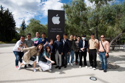 기술벤처리더과정 프로그램 참가자들이 미국 애플 파크를 방문하고 기념사진을 촬영하고 있다. 사진=DGIST.