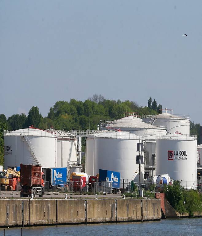 러시아 경제가 서방의 제재로 경기 침체 국면에 들어서면서 석유 수출을 통한 위기 탈출 시도가 강화되고 있다. 벨기에 브뤼셀에 이는 러시아 석유기업 루크오일의 연료 탱크. 브뤼셀/EPA 연합뉴스