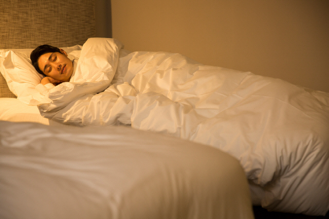 하루에 잠을 7시간 이상 자는 사람들은 6시간 이하로 자는 사람들보다 대장암 전단계인 선종성 용종 발생 위험이 낮다./사진=클립아트코리아