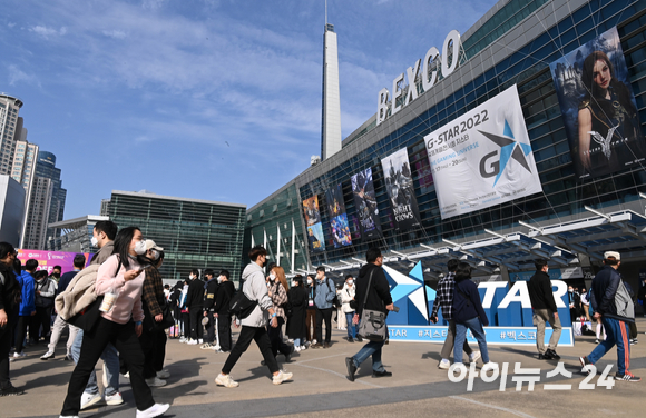 17일 부산 해운대구 우동 벡스코에서 열린 국제게임전시회 '지스타 2022'에서 관람객들이 입장 하고 있다. [사진=김성진 기자]