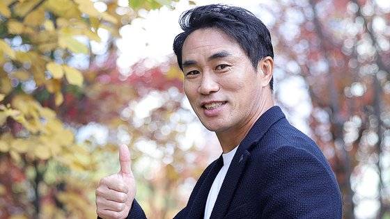 2002 한·일 월드컵에서 코뼈 골절상을 입어 타이거 마스크를 썼던 김태영. 그는 자신처럼 마스크를 쓰고 경기에 나서는 손흥민의 투지를 칭찬하며 격려했다. 강정현 기자