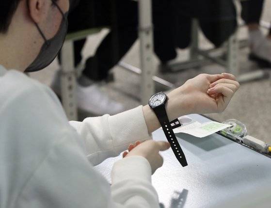 2023학년도 대학수학능력시험일인 17일 오전 부산 남구 대연고등학교에서 한 수험생이 시계를 차고 있다. 뉴스1