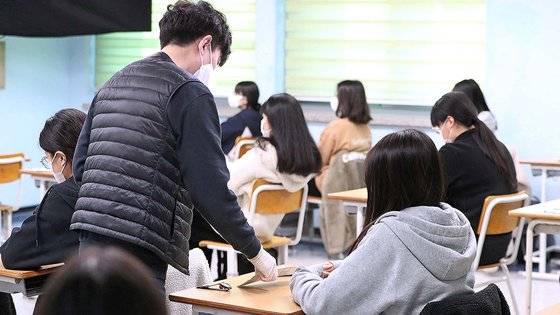 2023학년도 대학수학능력시험일인 17일 오전 경기 수원시 장안구 수일고등학교 시험실에서 수험생들이 수능 시험 준비를 하고 있다. 뉴스1