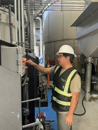 미국 LA인근 풀러턴시의 풀무원 두부공장 폐수처리장에서 직원이 설비를 점검하고 있다. 부강테크 제공