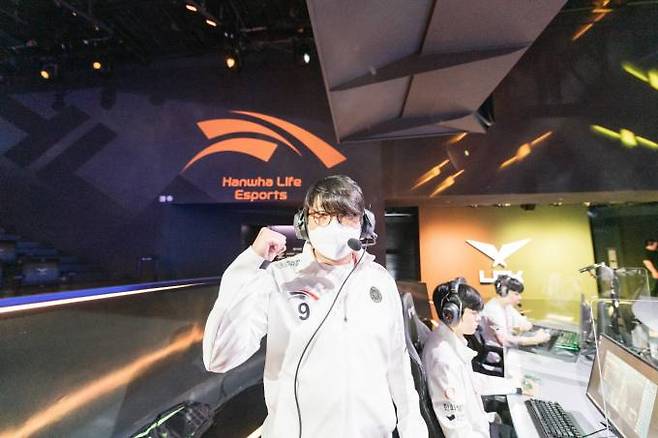 좌절한 '데프트'에게 손을 내밀었던 손대영 한화생명e스포츠 감독.&nbsp; &nbsp;라이엇 게임즈