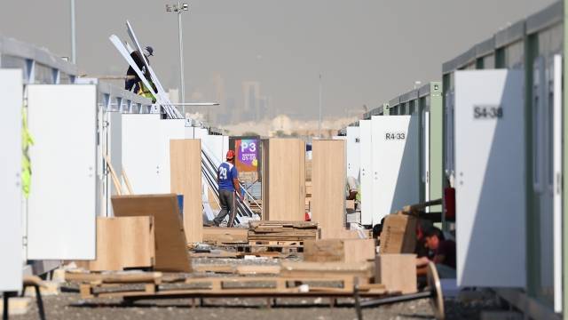 2022 카타르 월드컵 개막을 나흘 앞둔 16일(현지시간) 카타르 도하의 팬 빌리지에서 관계자들이 작업을 하고 있다. 연합뉴스