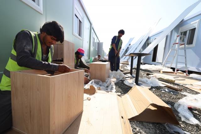 2022 카타르 월드컵 개막을 나흘 앞둔 16일(현지시간) 카타르 도하의 팬 빌리지에서 파키스탄 노동자들이 숙소에 들어갈 가구를 조립하고 있다. 연합뉴스