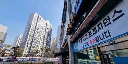 내년 초 3375가구 규모의 개포자이프레지던스가 입주하면 강남권 전세가가 더 하락할 것으로 중개업계는 예상하고 있다. 입주를 앞두고 마무리 공사가 진행 중인 개포자이프레지던스 전경.
 <이승환 기자>