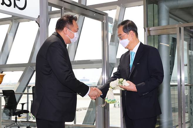 한덕수 국무총리가 17일 태국 수완나품 국제공항에 도착해 태국의 수찻 노동부장관의 영접을 받고 있다. [사진제공=국무총리실]