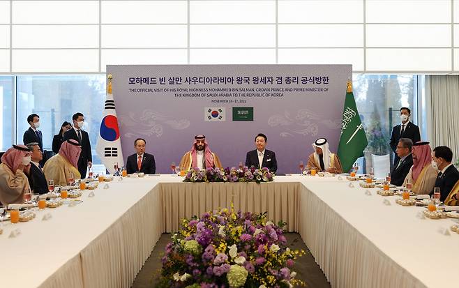[서울=뉴시스] 윤석열 대통령이 17일 서울 모처에서 무함마드 빈 살만 사우디아라비아 왕세자와 공식 오찬을 갖고 있다. (사진=대통령실 제공) 2022.11.17. photo@newsis.com *재판매 및 DB 금지