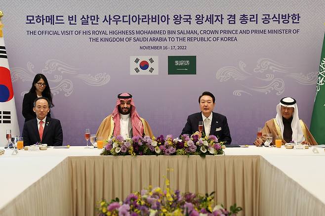 [서울=뉴시스] 윤석열 대통령이 17일 서울 모처에서 무함마드 빈 살만 사우디아라비아 왕세자와 공식 오찬을 갖고 있다. (사진=대통령실 제공) 2022.11.17. photo@newsis.com *재판매 및 DB 금지