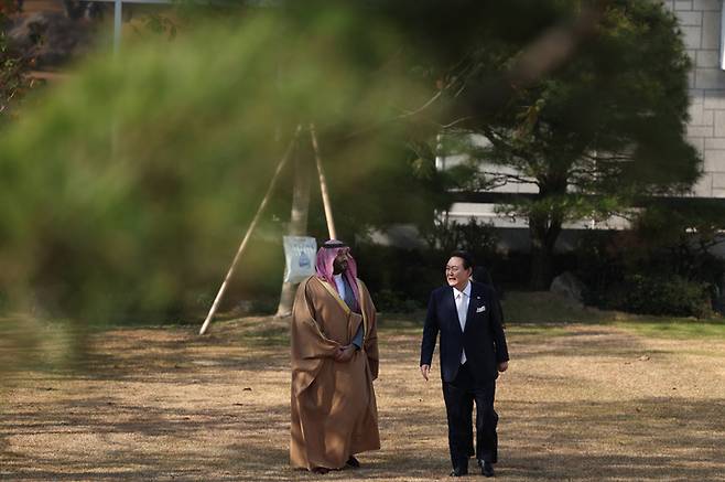 [서울=뉴시스] 윤석열 대통령이 17일 서울 모처에서 무함마드 빈 살만 사우디아라비아 왕세자 겸 총리와 함께 걸으며 환담하고 있다. (사진=대통령실 제공) 2022.11.17. photo@newsis.com *재판매 및 DB 금지