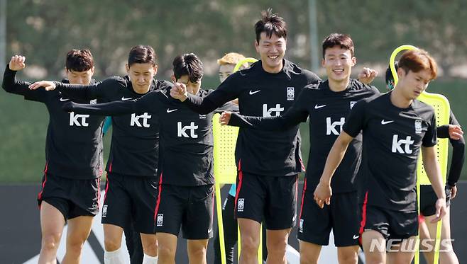 [도하(카타르)=뉴시스] 조성우 기자 = 대한민국 축구대표팀 선수들이 17일(현지시간) 오전 카타르 도하 알 에글라 트레이닝센터에서 훈련을 하고 있다. 2022.11.17. xconfind@newsis.com