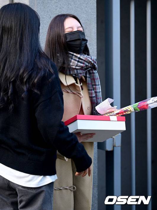 [OSEN=김성락 기자] 그룹 위클리(Weeekly) 재희가 18일 오전 서울 영등포구 관악고등학교에서 ‘2023학년도 대학수학능력시험(수능)’을 응시한다.  위클리 재희가 수능 시험장으로 향하며 취재진과 팬들에게 인사하고 있다. 2022.11.17 / ksl0919@osen.co.kr