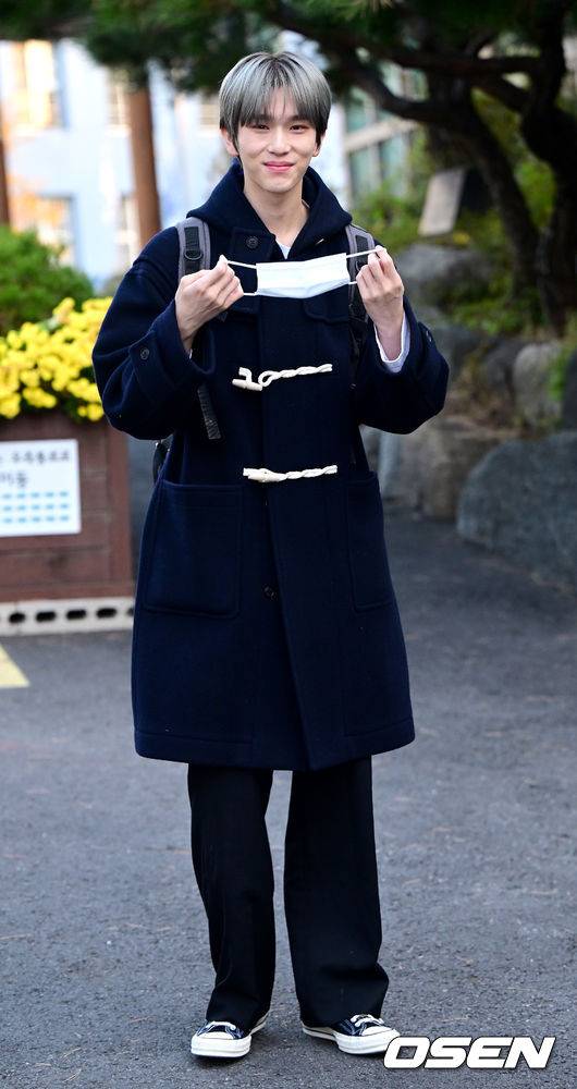 [OSEN=최규한 기자] 그룹 이펙스(EPEX) 백승이 18일 오전 서울 신당동 한양공업고등학교에서 2023학년도 대학수학능력시험(수능)을 응시한다.  이펙스 백승이 수능 시험장으로 향하며 취재진과 팬들에게 인사하고 있다. 2022.11.17 / dreamer@osen.co.kr