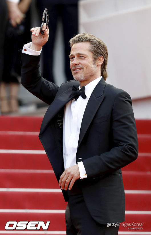 Top star Brad Pitt, 58, is making headlines after his date with his new girlfriend, who is 29 years his junior, was spotted.Brad Pitt has been spotted enjoying a date with jewellery Brad executive and 29-year-old In ⁇ InèInèInèInès de La Fressange de Ram ⁇ n, according to local media on the 16th (local time).Earlier, Brad Pitt watched a new Hello, My Dolly Girlfriend Ram ⁇ n and pop star Bonos concert in Los Angeles last weekend, and two shots with them were also released.On the day, Brad Pitt wore jeans, a white tee, a gray colored top, and a brown hat, and Ram ⁇ n picked up a short top and a yellow mini bag with abs in skinny black pants.In particular, Brad Pitt and Ram ⁇ n showed their intimacy by putting their hands on each others shoulders, or by showing Pete holding Ram ⁇ ns arms in his arms.Brad Pitt and Ram ⁇ n met for the first time through friends on both sides, and a source informed People that they had recently begun dating, saying, Theyve been dating for months.Another source said: Brad Pitt is really infatuated with In ⁇ InèInèInèInès de La Fressange de Ram ⁇ n, adding: In ⁇ InèInèInèInès de La Fressange is cute, funny and full of energy, and hes also very good-natured.Brad enjoys spending time with her.Currently, Brad Pitts Date photos are being released and are spreading rapidly in domestic online communities.Meanwhile, Brad Pitt filmed the movie Mr. and Mrs. Smith in 2005 and developed into a lover with Angelina Jolie.But the pair shocked fans when they filed for divorce in September 2016, after 11 years of marriage.There are six siblings who have adopted or raised their own children, and are fighting a $ 250 million lawsuit over alleged domestic violence and custody disputes.After his divorce from Jolie, Brad Pitt was involved in an affair with 29-year-old German model Nicole Fortalski, 26-year-old actress Alia Shawkat, MIT professor Neri Oxman and actress Emily Rattaikovsky, and an affair with Sienna Miller.His new Hello, My Dolly Girlfriend In ⁇ InèInèInèInès de La Fressange de Ram ⁇ n, became engaged to Paul Wesley, known for his mid-vampire diaries, in 2019, but broke up in September.