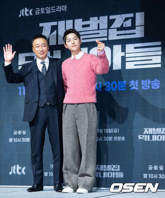 [OSEN=민경훈 기자]이성민과 송중기가 무대 위로 입장하며 포토타임을 갖고 있다. 2022.11.17 / rumi@osen.co.kr