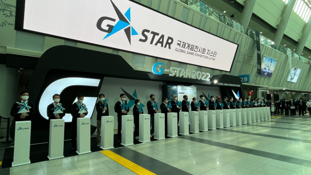 17일 부산 벡스코(BEXCO)에서 개막한 국내 최대 게임 전시회 '지스타(G-STAR) 2022' 개막식에 참석한 내·외빈들이 기념 촬영하고 있다. 정다은 기자