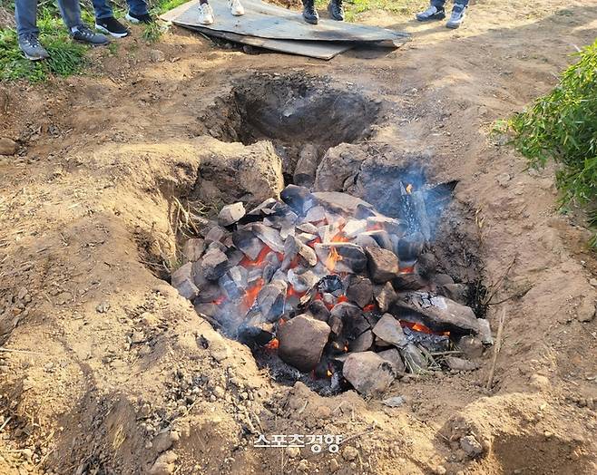 삼굿구이를 첫 시작은 돌을 달구는 것으로 시작된다. 사진|강석봉 기자