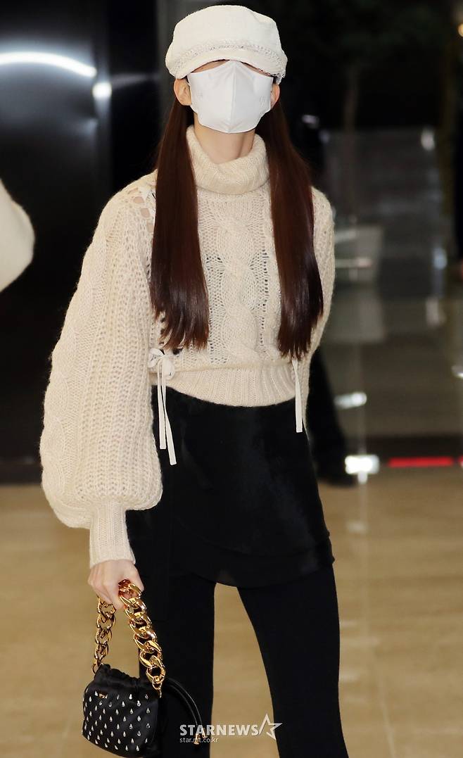 아이브 장원영 '마스크가 너무 커보여'[★포토]