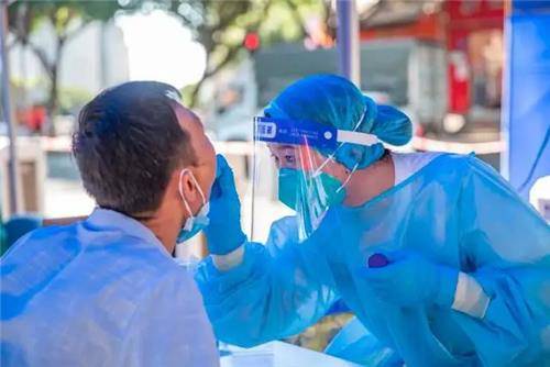 PCR검사 받는 충칭 주민 [신화사 캡처. 재판매 및 DB 금지]