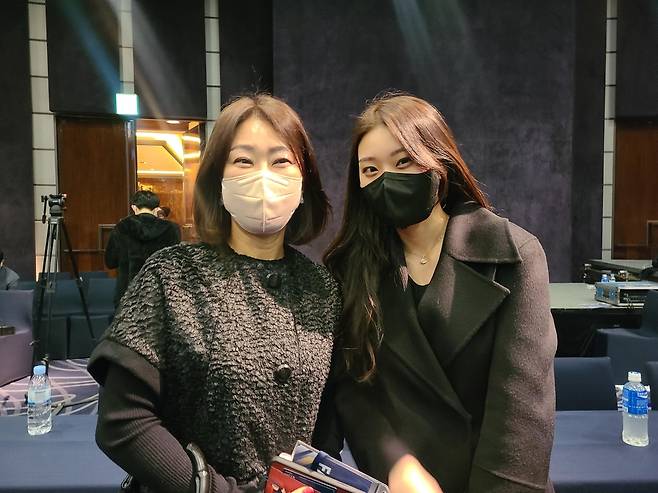 이정후 모친 정연희 씨(왼쪽)와 동생 이가현 씨. (서울=연합뉴스) 홍규빈 기자 = 키움 히어로즈 이정후의 모친인 정연희(왼쪽) 씨와 친동생 이가현씨가 17일 서울 웨스틴조선호텔 그랜드볼룸에서 열린 2022 신한은행 SOL KBO 시상식에서 함께 사진을 찍고 있다. 이가현 씨는 LG 트윈스 고우석과 곧 결혼한다. binggo@yna.co.kr. 2022.11.17.