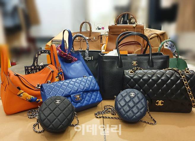 ▲샤넬과 에르메스 등 가품(왼쪽 라인)과 진품(오른쪽 라인). (사진=백주아 기자)