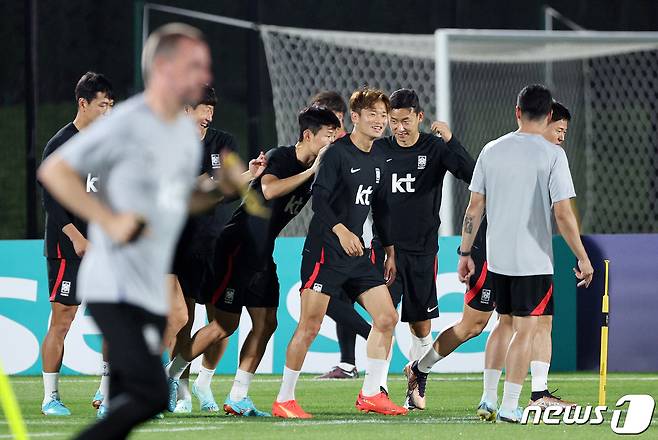 파울루 벤투 감독이 이끄는 대한민국 축구대표팀 김진수 등이 17일 오후(현지시간) 카타르 도하 알 에글라 트레이닝센터에서 훈련을 하고 있다. 2022.11.17/뉴스1 ⓒ News1 이동해 기자
