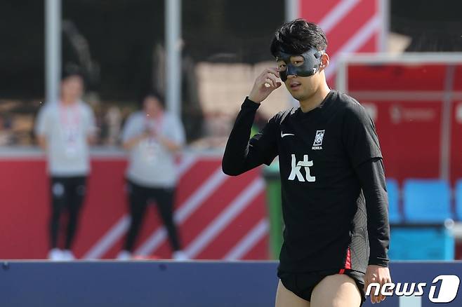 파울루 벤투 감독이 이끄는 대한민국 축구대표팀 주장 손흥민이 17일 오전(현지시간) 카타르 도하 알 에글라 트레이닝센터에서 훈련하고 있다. 2022.11.17/뉴스1 ⓒ News1 이광호 기자