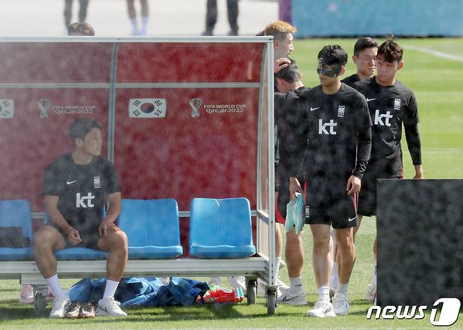 파울루 벤투 감독이 이끄는 대한민국 축구대표팀 캡틴 손흥민이 17일 오전(현지시간) 카타르 도하 알 에글라 트레이닝센터에서 훈련을 위해 그라운드로 나오고 있다. 2022.11.17/뉴스1 ⓒ News1 이광호 기자