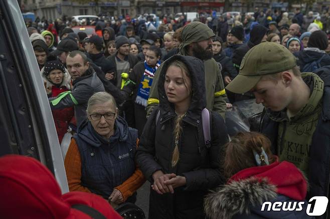 17일(현지시간) 우크라이나가 최근 탈환한 헤르손에서 주민들이 식량 배급을 받기 위해 기다리고 있다. ⓒ AFP=뉴스1 ⓒ News1 우동명 기자