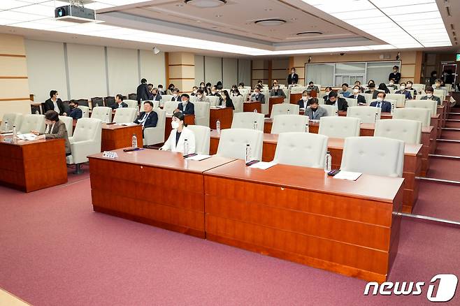 18일 전북도의회가 한경수 한국은행 전북본부장을 초청해 ‘코로나19 이후의 전북경제’를 주제로 강연을 듣고 있다.(전북도의회제공)2022.11.18/뉴스1