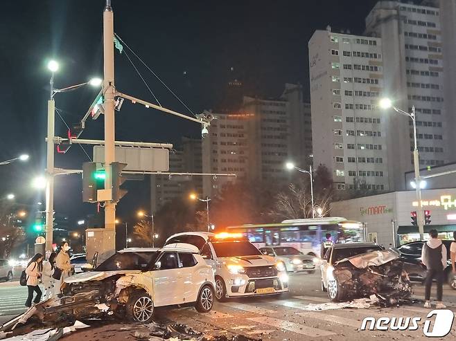 (전주=뉴스1) 이지선 기자 = 18일 오후 6시5분께 전북 전주시 완산구 효자동 한 사거리에서 승용차 2대간의 충돌사고가 발생했다.2022.11.18/뉴스1 이지선기자