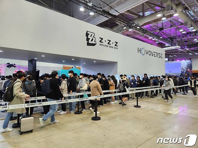 지스타 2022가 열린 부산 벡스코 제2전시관 호요버스 부스. 오전 10시10분 이른 시간이지만 굿즈몰을 찾은 원신 팬들로 긴 줄이 생겼다.