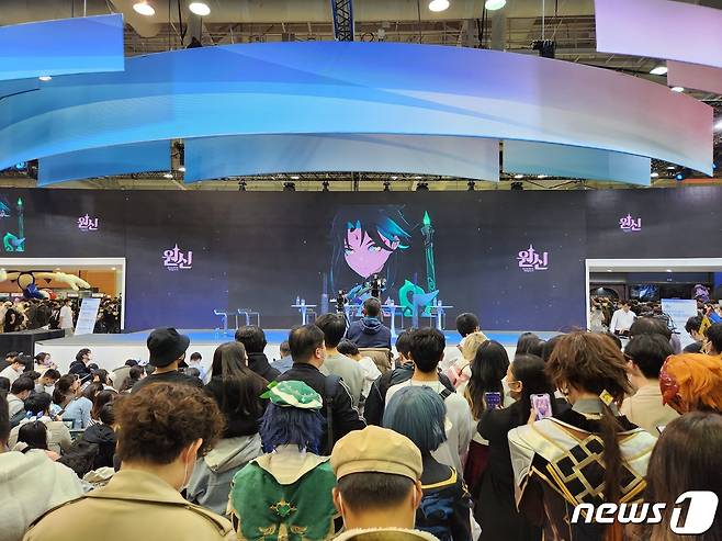 '지스타 2022'가 열린 부산 벡스코 제2전시관 호요버스 부스. 원신의 특별 전시 부스에 사람들이 몰려 있다.