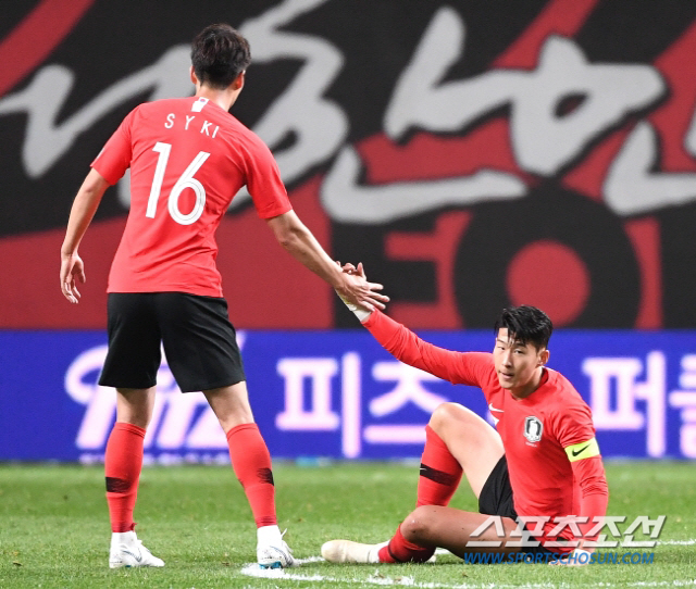 파울루 벤투 감독이 이끄는 대한민국 축구 대표팀이 12일 오후 서울 상암동 서울월드컵경기장에서 우루과이와 평가전을 펼쳤다. 파울을 당한 손흥민을 일으켜주고 있는 기성용. 상암=송정헌 기자 songs@sportschosun.com/2018.10.12/