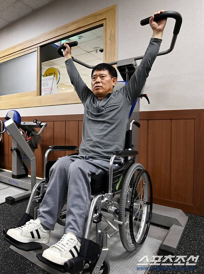 '운동 13년차' 박진모 회원이 16일 서울 송파구 오금동 서울시립 곰두리체육센터 내 휠체어 전용 웨이트트레이닝장에서 상체 근력 운동을 하는 모습. 허상욱 기자wook@sportschosun.com