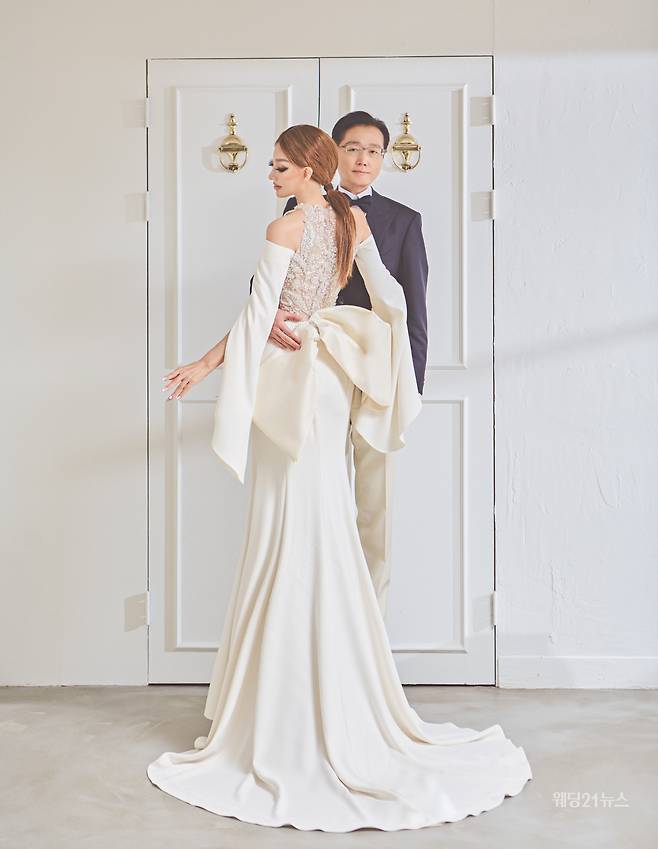 사진 : 웨딩드레스 디자이너 김미숙, 슈트 해리슨테일러, 아동복 디자이너 김미숙, 마크앤올리비에, 인터뷰어 조윤예, 포토그래퍼 쇼스튜디오, 리터처 문정선, 헤어 하경혜 메이크업 김서영(화장공간)