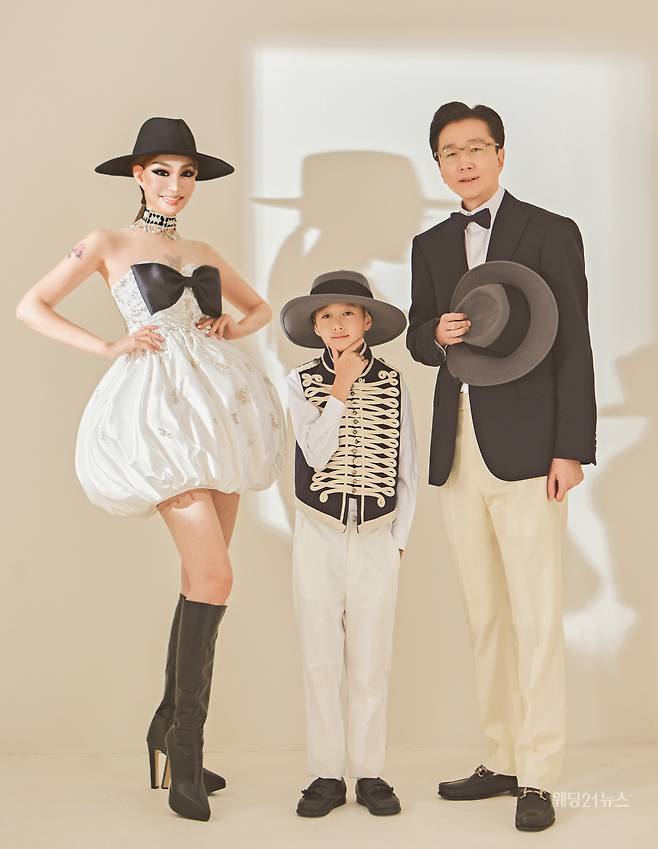 사진 : 웨딩드레스 디자이너 김미숙, 슈트 해리슨테일러, 아동복 디자이너 김미숙, 마크앤올리비에, 인터뷰어 조윤예, 포토그래퍼 쇼스튜디오, 리터처 문정선, 헤어 하경혜 메이크업 김서영(화장공간)