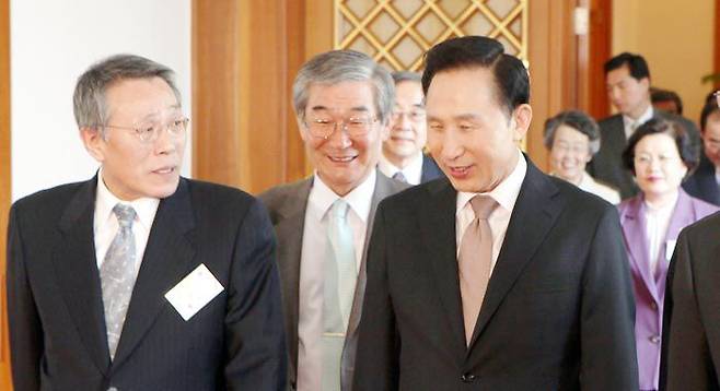 2009년 4월 16일 청와대에서 당시 이명박 대통령(오른쪽)이 소설가 황석영(왼쪽)씨와 국립대한민국관(현 대한민국역사박물관) 건립위원 초청 간담회장으로 향하고 있는 모습.