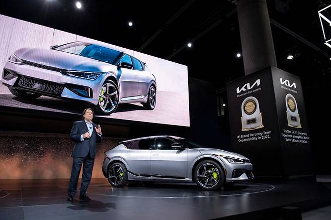 17일(현지시간) 미국 캘리포니아주 LA 컨벤션 센터에서 열린 ‘2022 LA 오토쇼’ 사전 언론 공개 행사 ‘오토모빌리티 LA(AutoMobility LA)’에서 기아 미국 COO 스티브 센터(Steve Center)가 'EV6 GT'를 소개하고 있다. ⓒ기아