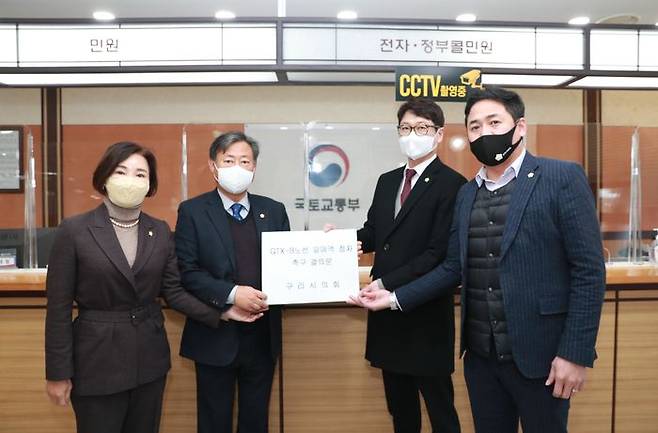 왼쪽부터 양경애 부의장, 신동화 운영위원장, 김용현 의원, 정은철 의원ⓒ구리시의회